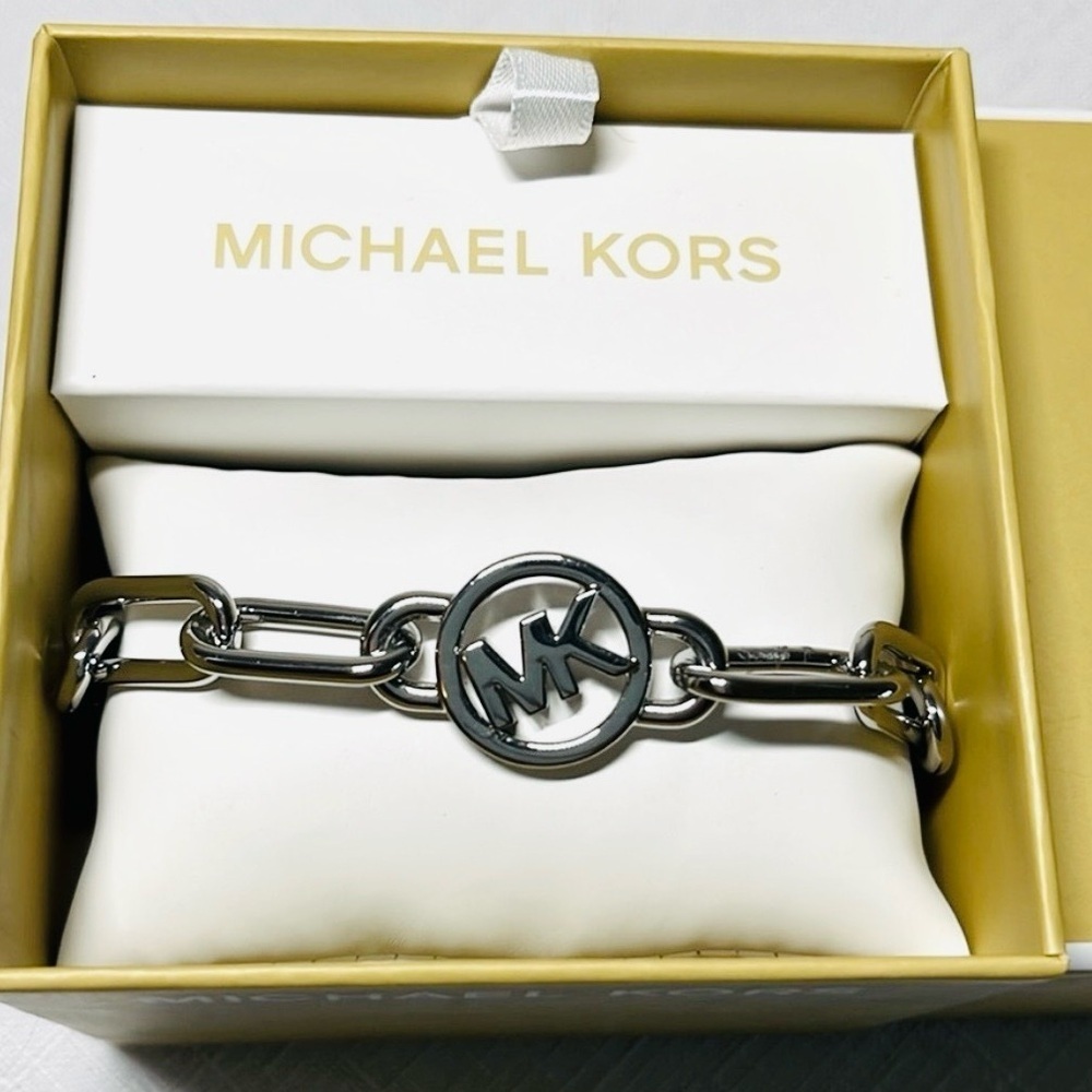 NEW MICHAEL KORS SILVER TONE CHAIN LINK CIRCLE LOGO BRACELET 
Adjustable length